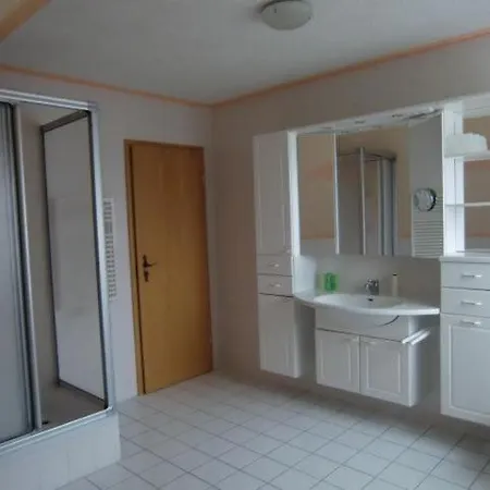 Geraeumige In Mit Eigenem Balkon Apartment *